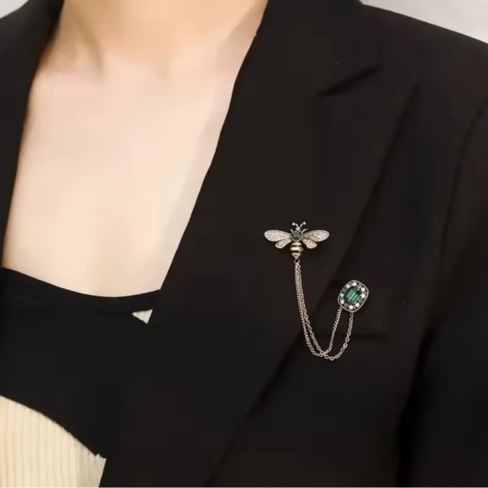 Elegant Gold and Green Bee Brooch - Picture 2 of 4